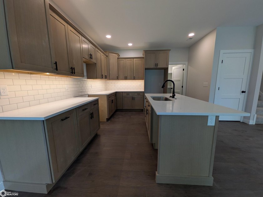THIS BEAUTIFUL CONDO IS MOVE IN READY! Each thoughtfully - photo 9