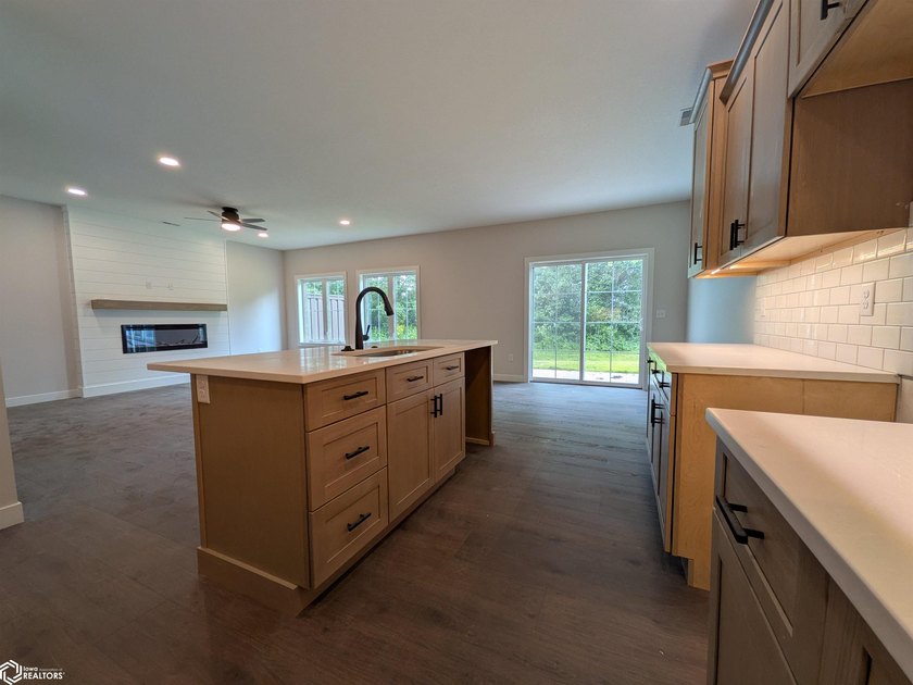THIS BEAUTIFUL CONDO IS MOVE IN READY! Each thoughtfully - photo 10