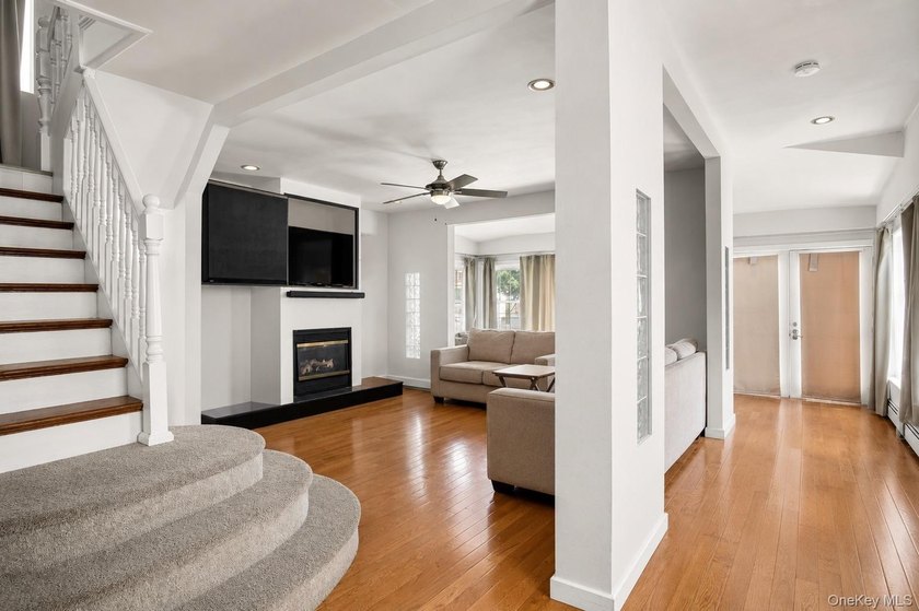 Welcome to this well maintained home, ideally situated on a - photo 3