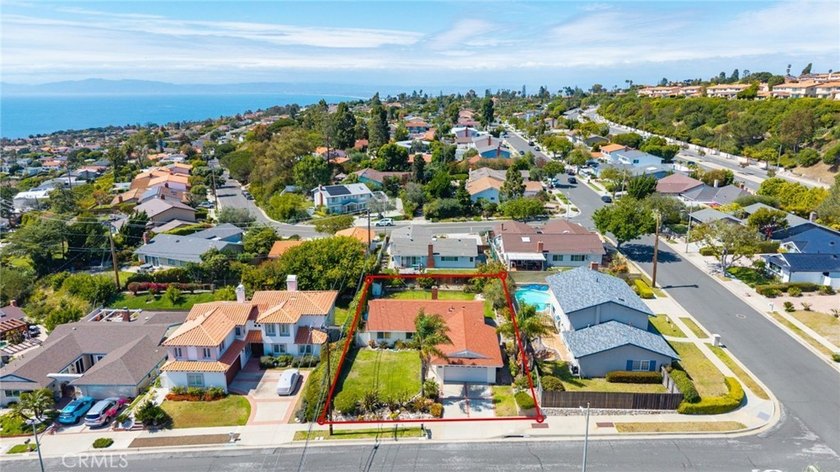 Summer Special! Welcome to this beautifully upgraded turnkey - photo 3