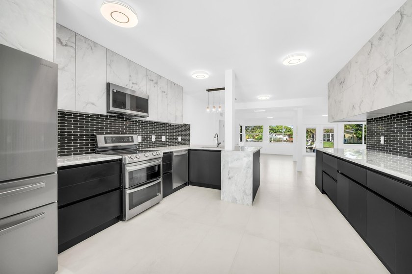 Million-dollar view on an exquisite home featuring 4 en-suite - photo 4