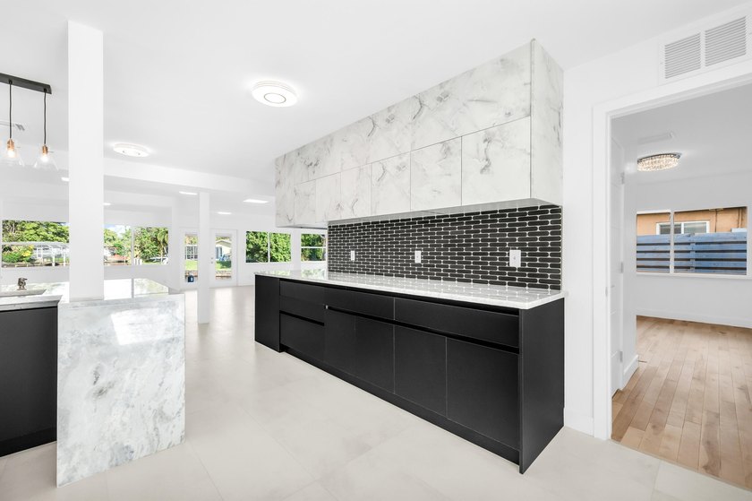 Million-dollar view on an exquisite home featuring 4 en-suite - photo 6