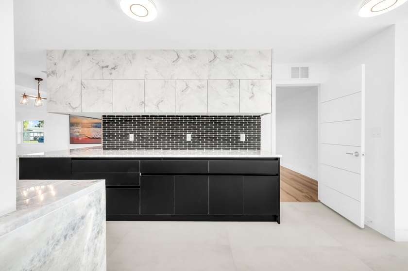 Million-dollar view on an exquisite home featuring 4 en-suite - photo 7