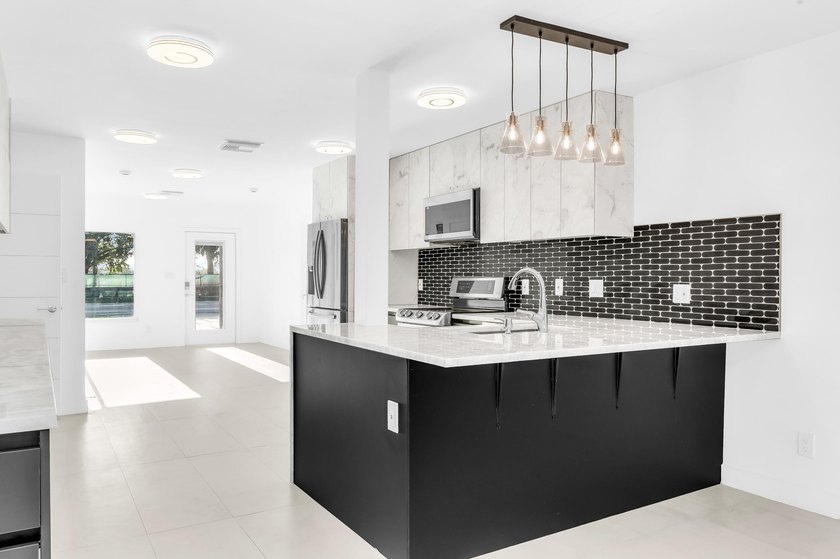 Million-dollar view on an exquisite home featuring 4 en-suite - photo 8
