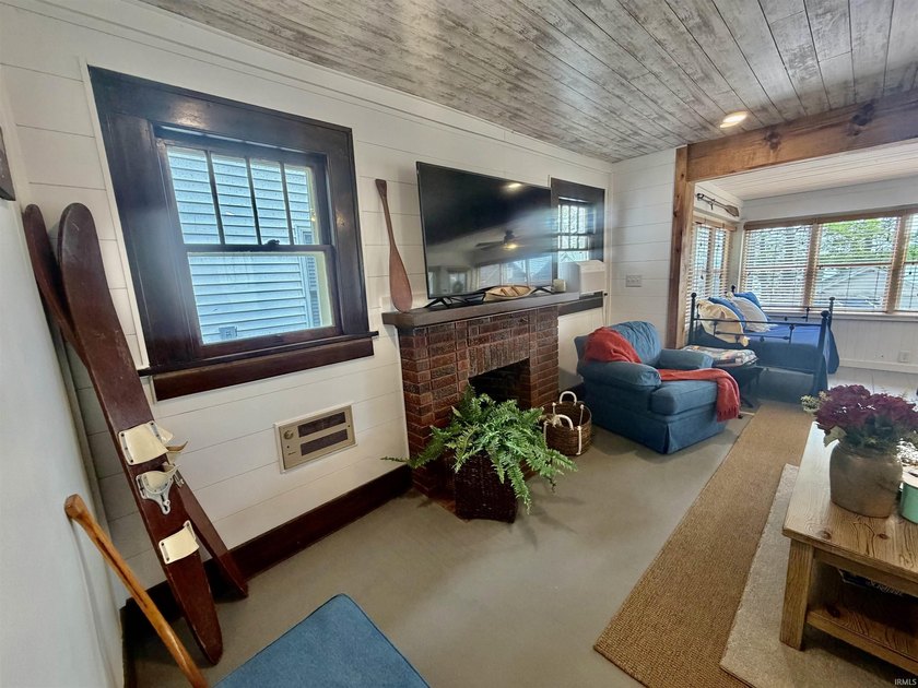 Welcome to this beautifully updated 1-bedroom, 1-bath cottage - photo 11
