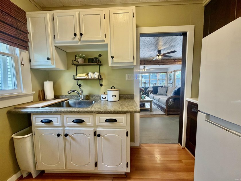 Welcome to this beautifully updated 1-bedroom, 1-bath cottage - photo 12