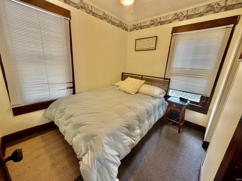 Welcome to this beautifully updated 1-bedroom, 1-bath cottage - photo 13