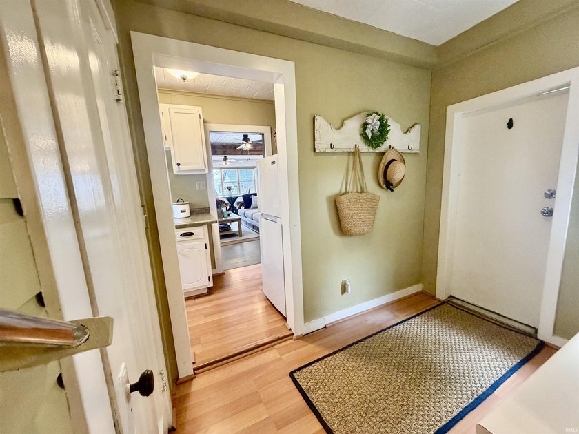 Welcome to this beautifully updated 1-bedroom, 1-bath cottage - photo 17