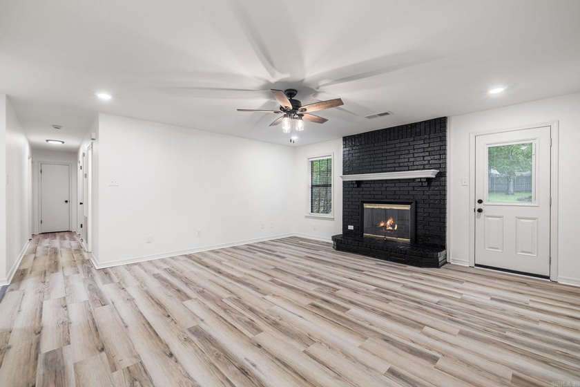 Beautifully remodeled 3 bedroom, 2 bathroom home offering 1,571 - photo 4