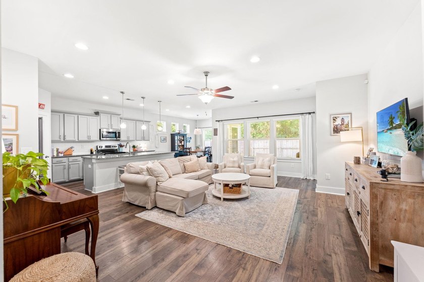 Welcome to this beautifully maintained 3 Bedroom and 2 Bath home - photo 6