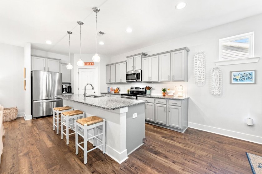 Welcome to this beautifully maintained 3 Bedroom and 2 Bath home - photo 8
