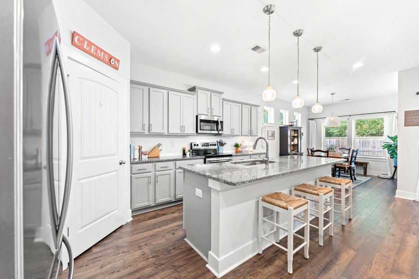 Welcome to this beautifully maintained 3 Bedroom and 2 Bath home - photo 9