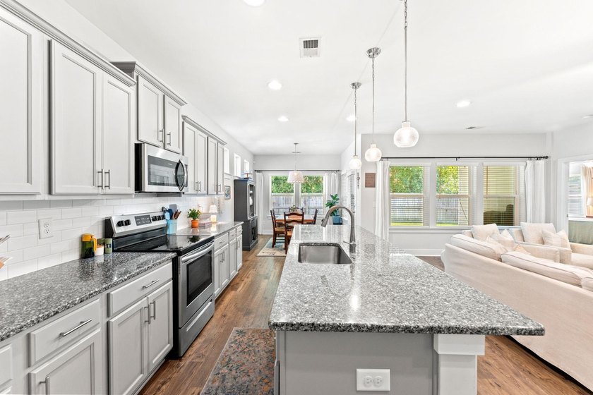 Welcome to this beautifully maintained 3 Bedroom and 2 Bath home - photo 10