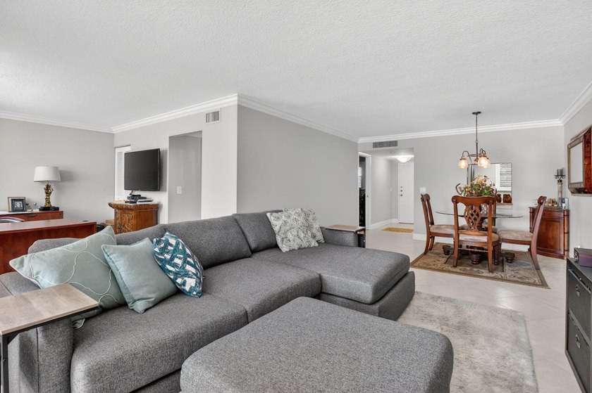 Completely renovated and move in ready 2/2 + den, could easily - photo 12
