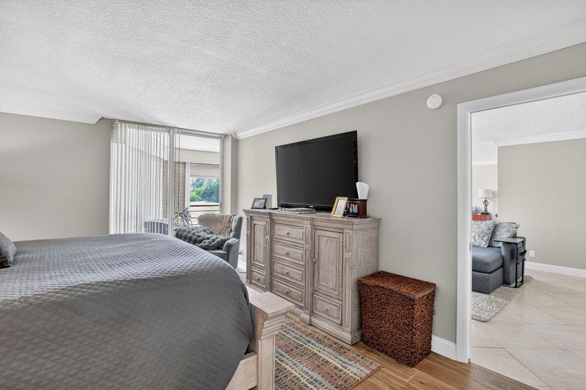 Completely renovated and move in ready 2/2 + den, could easily - photo 22