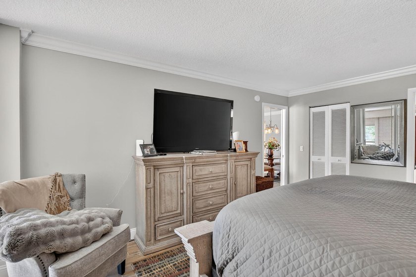 Completely renovated and move in ready 2/2 + den, could easily - photo 23