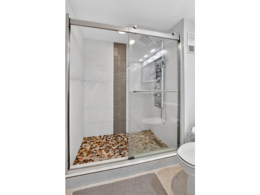 Completely renovated and move in ready 2/2 + den, could easily - photo 26