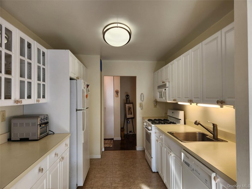 Spacious JR4 Apartment located in a OCEANFRONT BUILDING on The - photo 8