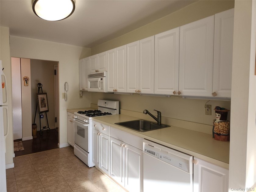 Spacious JR4 Apartment located in a OCEANFRONT BUILDING on The - photo 9