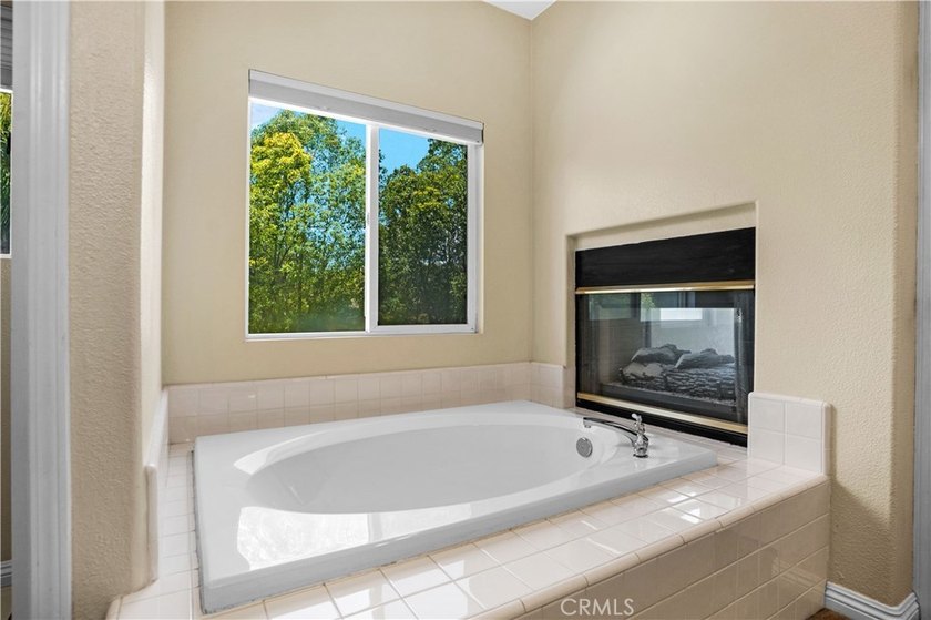 Amazing Lake &amp; Golf Course Views! Located on a quiet cul-de-sac - photo 31