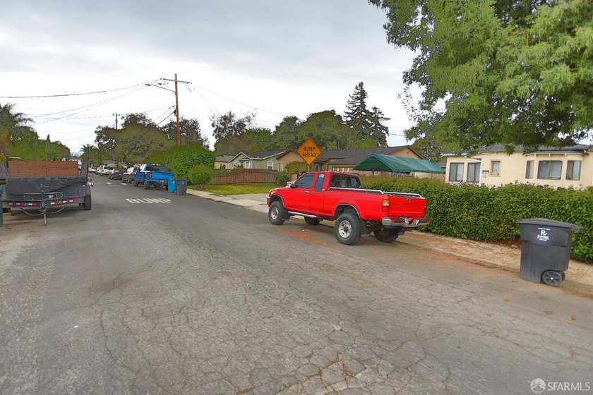 Step right up to 2377 Poplar Ave in East Palo Alto, CA, USA - photo 4