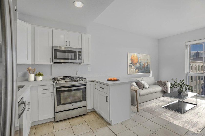 Welcome to the pinnacle of urban living in the heart of the - photo 3