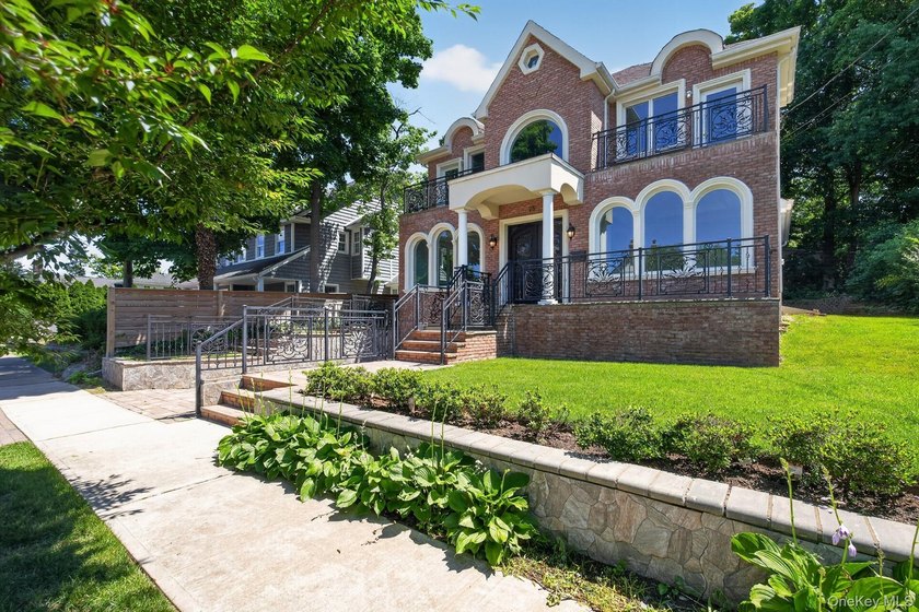 Video &amp; Pictures: Welcome to 25 Maple Grove Street, a stunning - photo 2