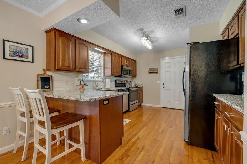 Beautiful, move-in ready NE home with a POOL! Open concept - photo 11