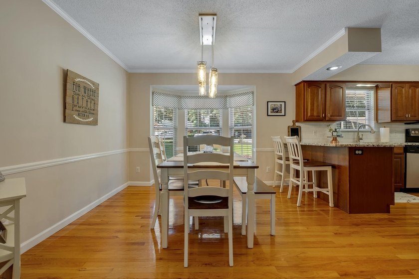 Beautiful, move-in ready NE home with a POOL! Open concept - photo 15