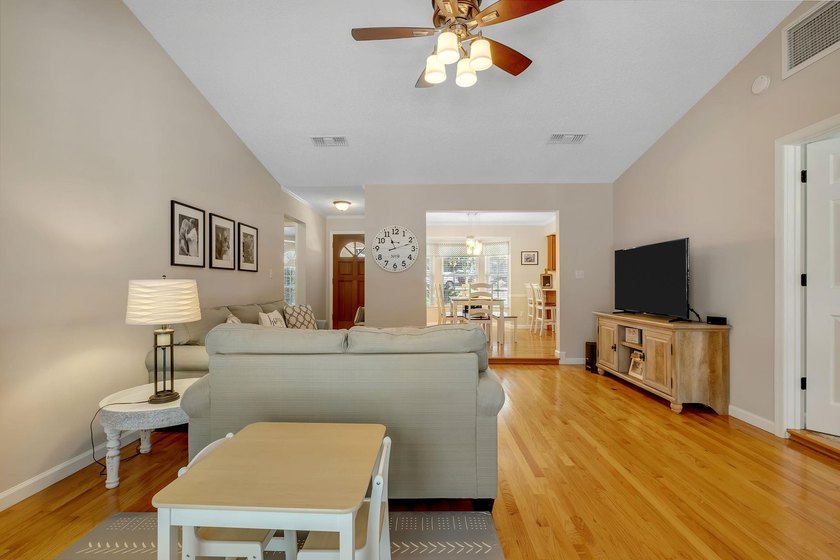 Beautiful, move-in ready NE home with a POOL! Open concept - photo 16