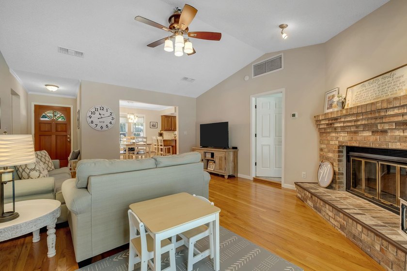 Beautiful, move-in ready NE home with a POOL! Open concept - photo 17