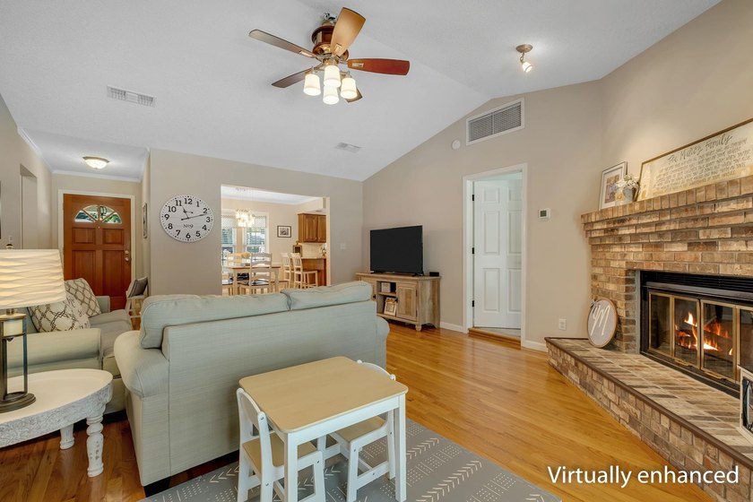Beautiful, move-in ready NE home with a POOL! Open concept - photo 18