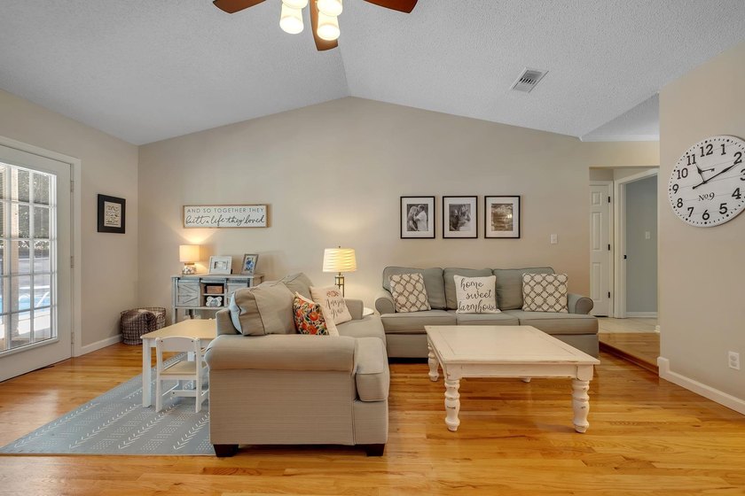Beautiful, move-in ready NE home with a POOL! Open concept - photo 19
