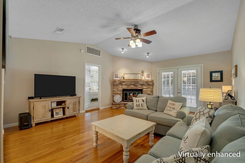 Beautiful, move-in ready NE home with a POOL! Open concept - photo 21