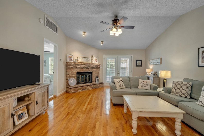 Beautiful, move-in ready NE home with a POOL! Open concept - photo 22