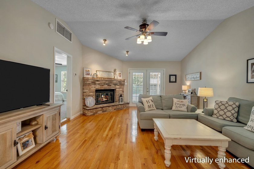 Beautiful, move-in ready NE home with a POOL! Open concept - photo 23
