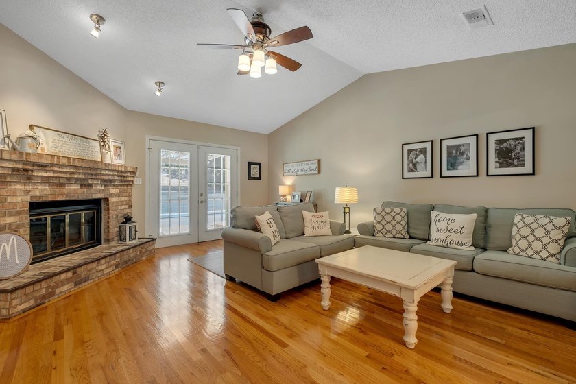 Beautiful, move-in ready NE home with a POOL! Open concept - photo 24
