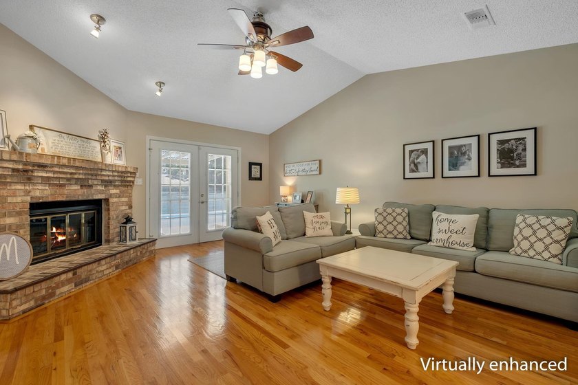 Beautiful, move-in ready NE home with a POOL! Open concept - photo 25