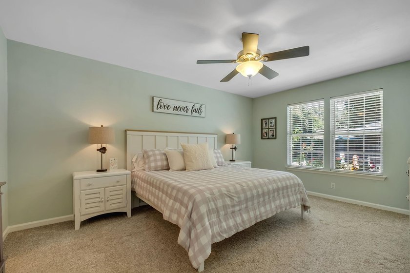 Beautiful, move-in ready NE home with a POOL! Open concept - photo 26