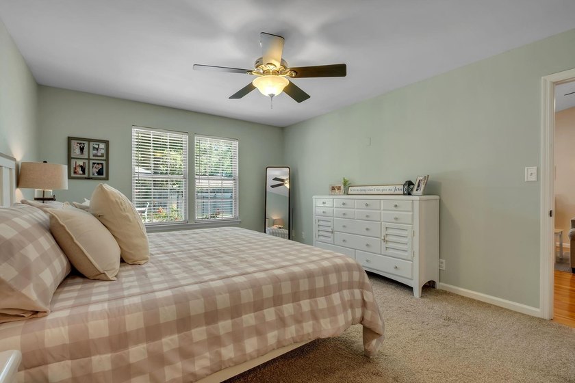Beautiful, move-in ready NE home with a POOL! Open concept - photo 27