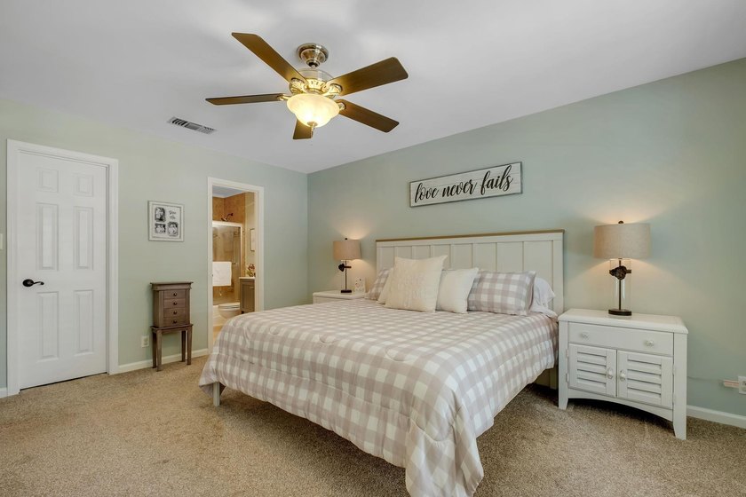 Beautiful, move-in ready NE home with a POOL! Open concept - photo 28