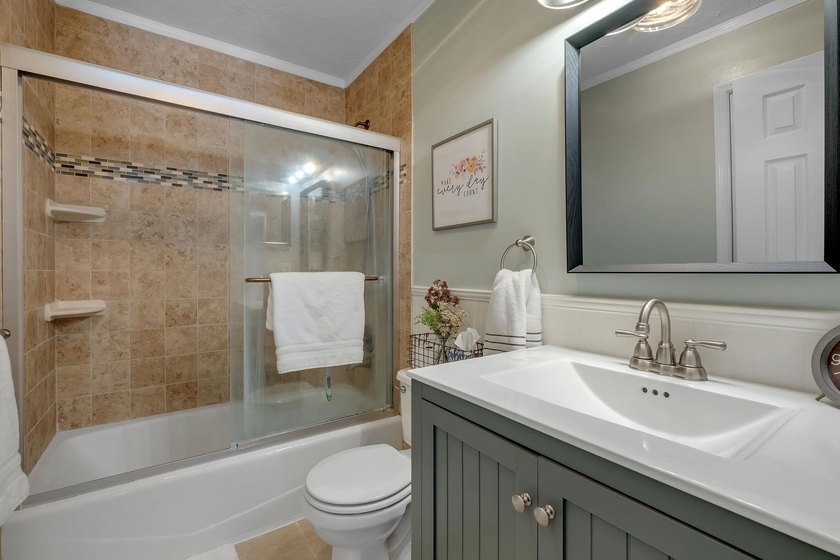 Beautiful, move-in ready NE home with a POOL! Open concept - photo 29