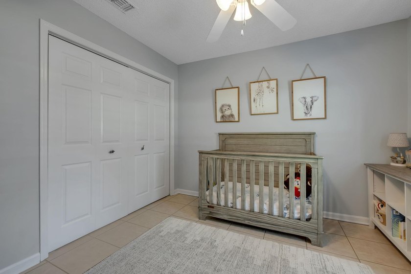 Beautiful, move-in ready NE home with a POOL! Open concept - photo 31