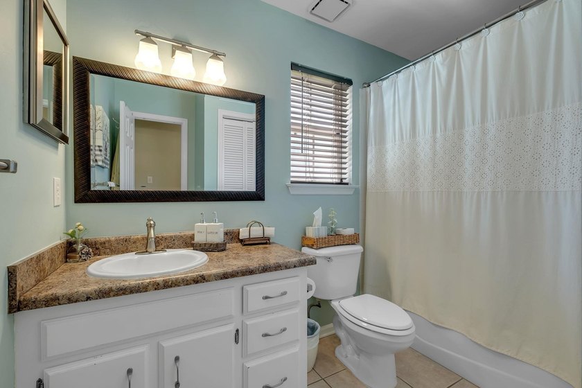 Beautiful, move-in ready NE home with a POOL! Open concept - photo 33