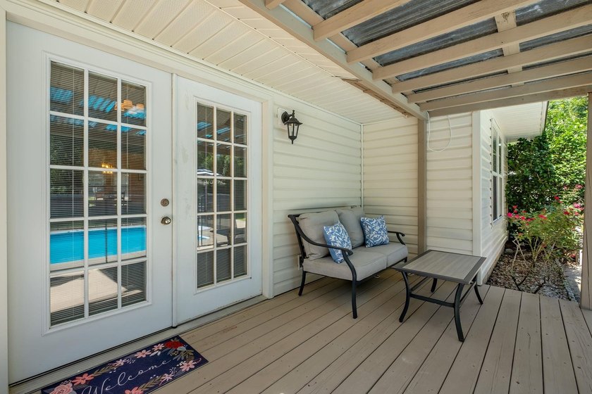 Beautiful, move-in ready NE home with a POOL! Open concept - photo 36