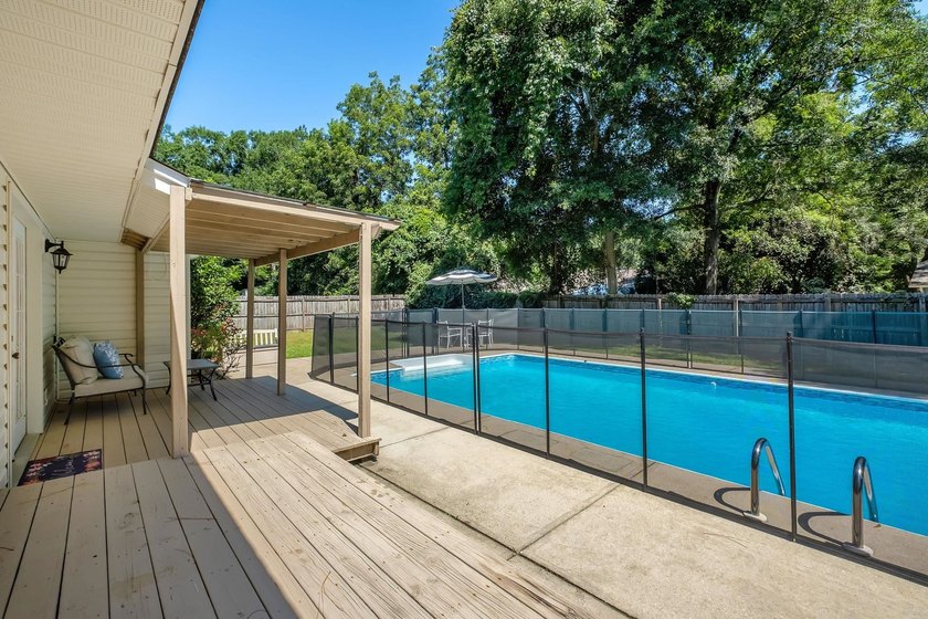 Beautiful, move-in ready NE home with a POOL! Open concept - photo 38
