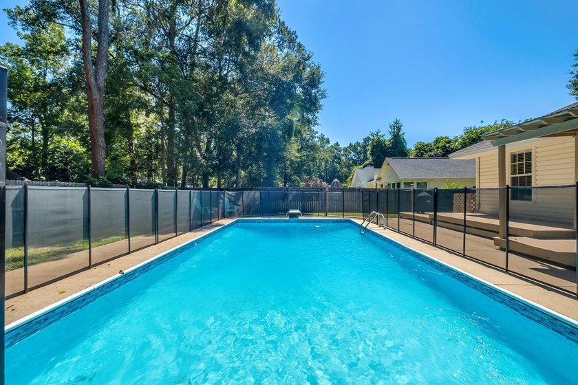 Beautiful, move-in ready NE home with a POOL! Open concept - photo 39
