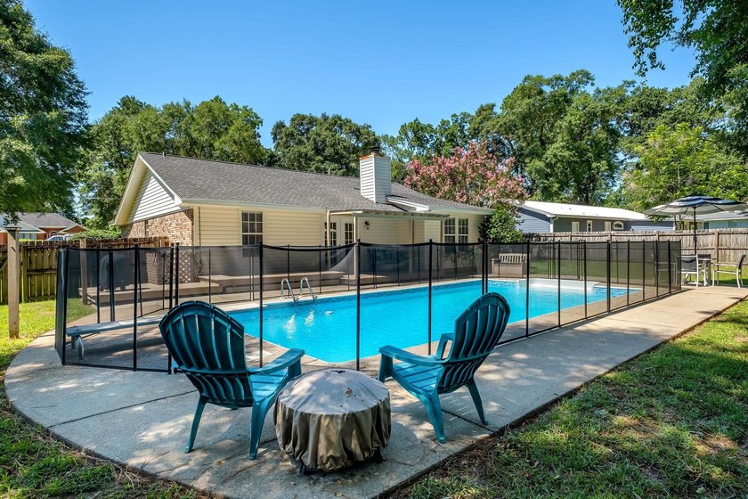 Beautiful, move-in ready NE home with a POOL! Open concept - photo 40
