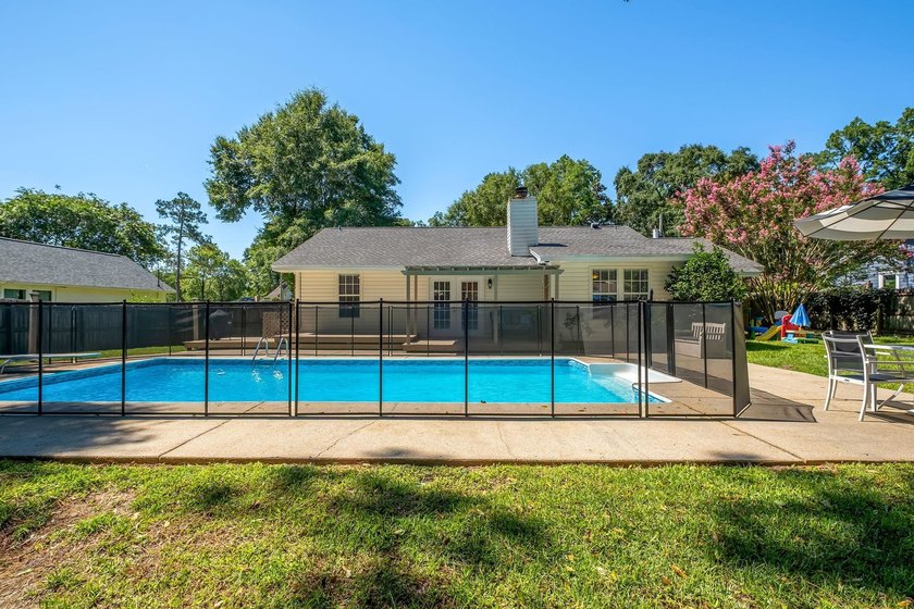 Beautiful, move-in ready NE home with a POOL! Open concept - photo 41