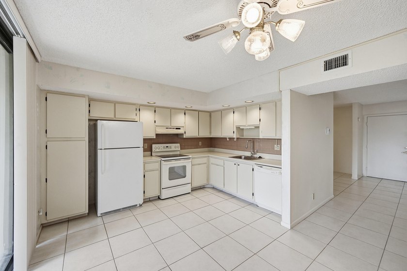 Spacious 2-bedroom, 2-bath corner unit located on the second - photo 3